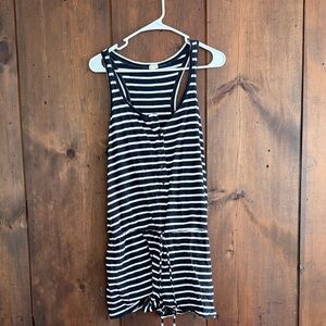 Striped Sleeveless short romper. Buttons. Waist tie. Great condition